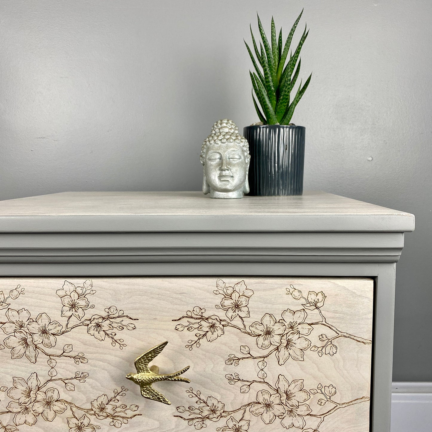 Single Nightstand with Blossom Engraving in Gray