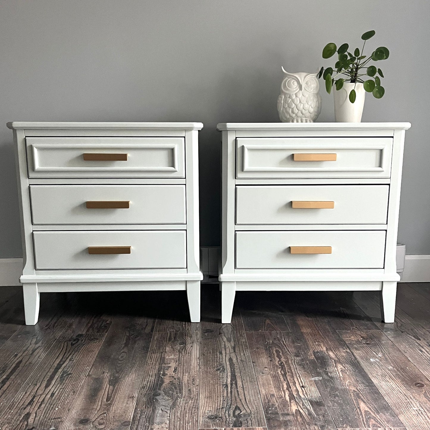King-Size Pair of Nightstands in Off White