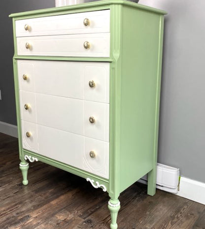 Vintage Dresser with 5 Drawers Pearl Knobs