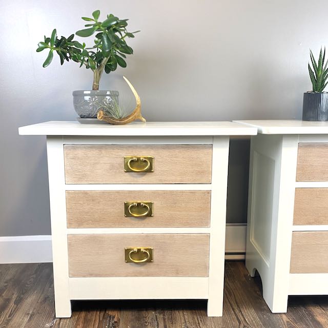 Pair of Nightstands in White 3 Drawers