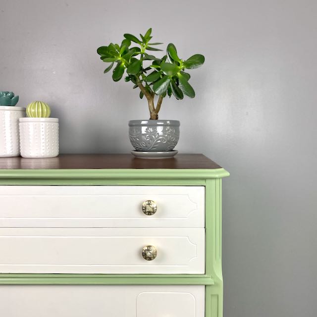 Vintage Dresser with 5 Drawers Pearl Knobs