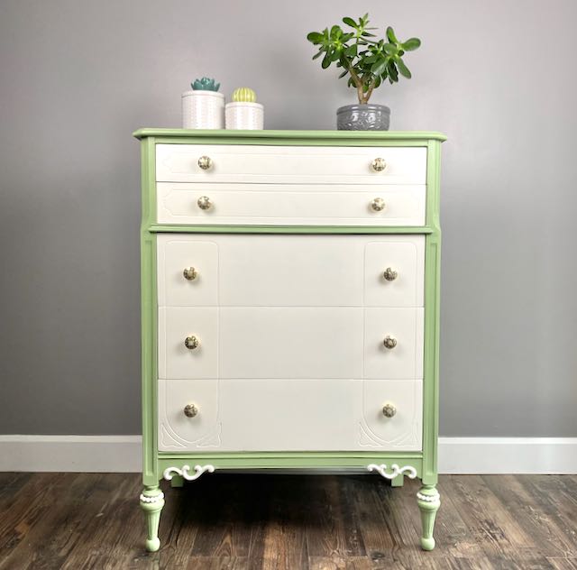 Vintage Dresser with 5 Drawers Pearl Knobs